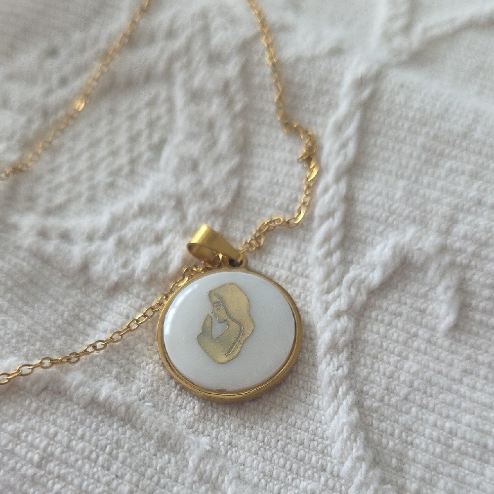 Elegant Gold and White Pendant Necklace